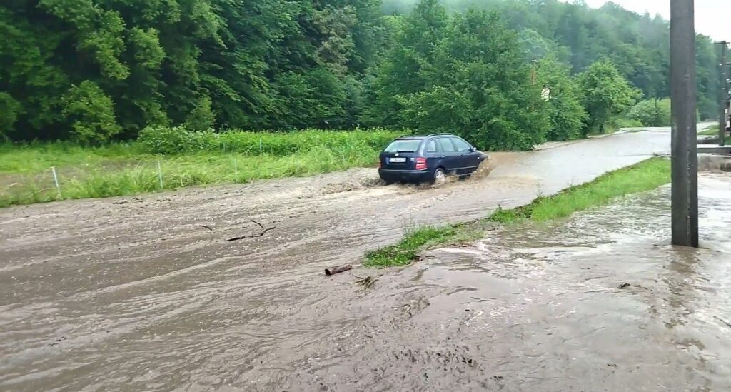 Vlkovo, Kokava nad Rimavicou, záplava, cesta