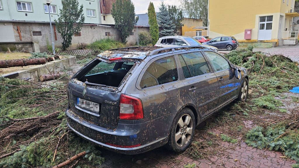 Búrka, poškodené auto, tornádo