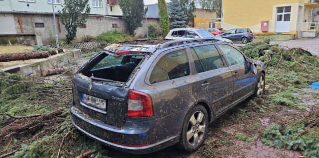 Búrka, poškodené auto