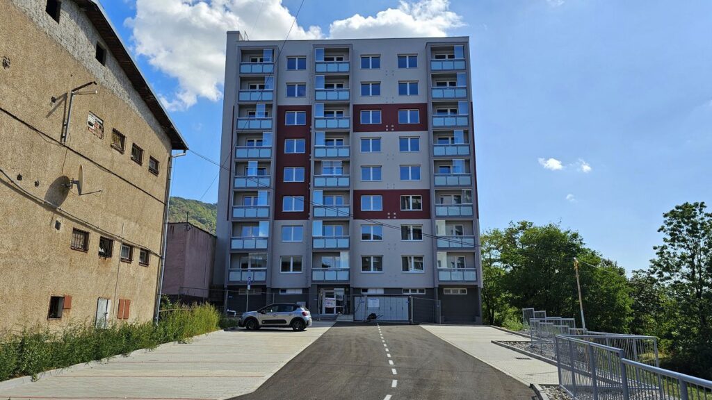 Zrekonštruovaná bytovka Jelšava